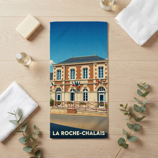 Serviette de bain souvenir de la ville de La Roche-Chalais avec une illustration stylisée de sa mairie.
