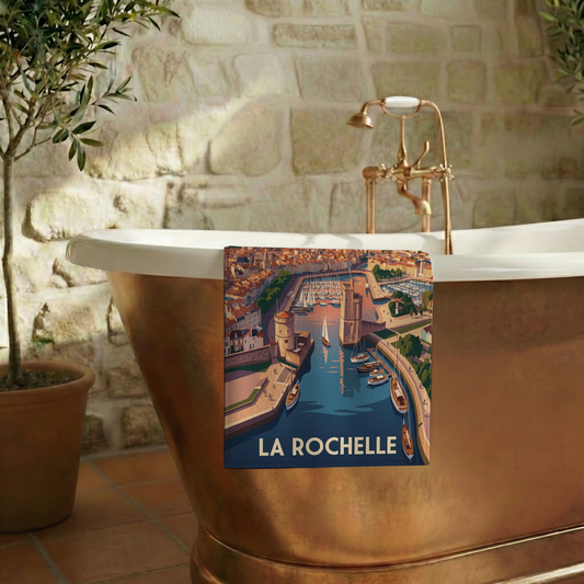 Serviette de bain souvenir de la ville de La Rochelle avec une illustration stylisée.