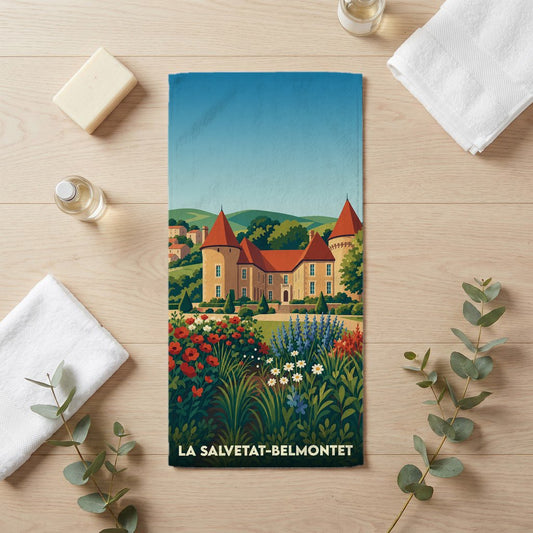 Serviette de bain souvenir de La Salvetat-Belmontet avec une illustration stylisée d'un château et de jardins fleuris.