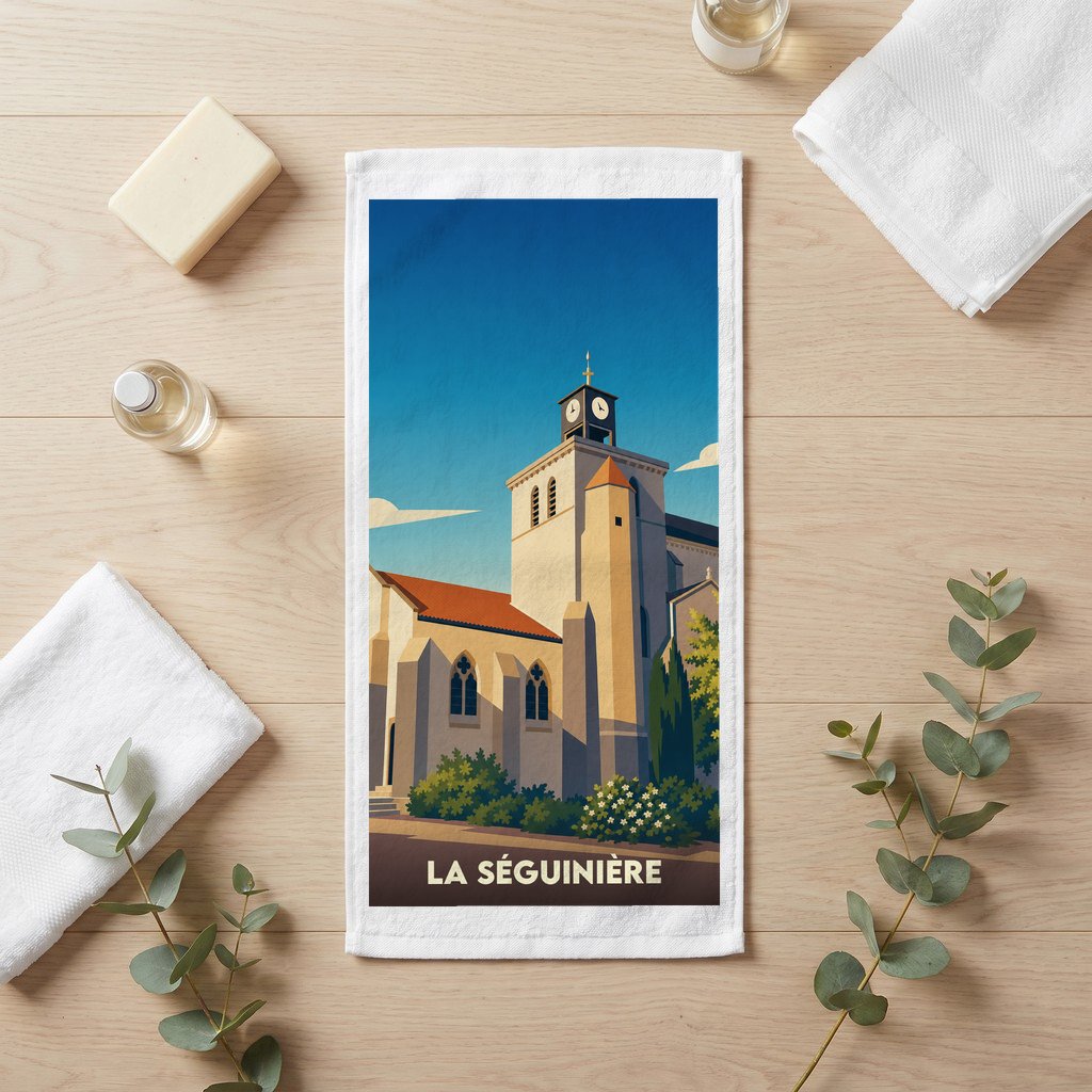 Serviette de bain souvenir de la ville de La Séguinière avec une illustration stylisée de son église.