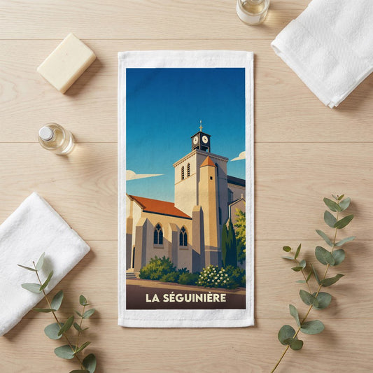 Serviette de bain souvenir de la ville de La Séguinière avec une illustration stylisée de son église.