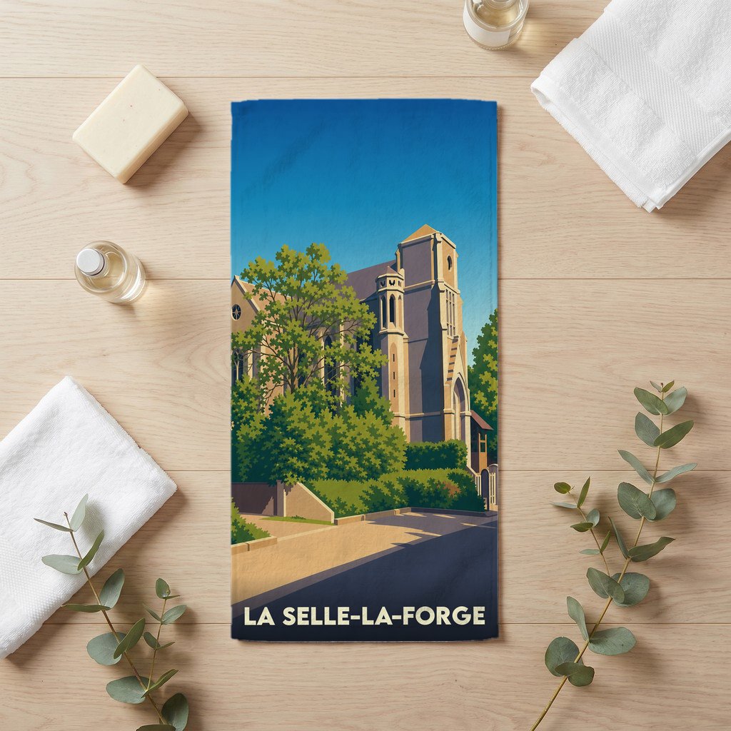 Serviette de bain souvenir de la ville de La Selle-la-Forge avec une illustration stylisée d'une église.