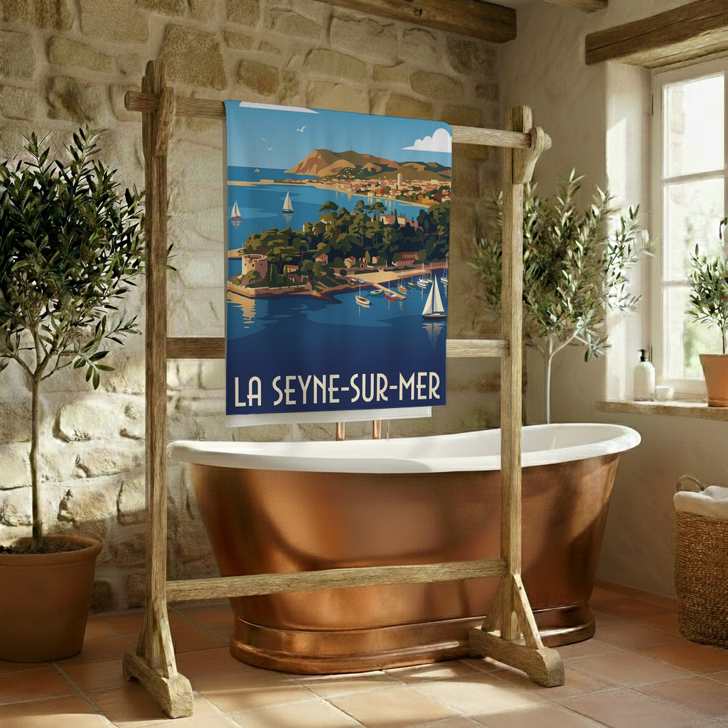 Serviette de bain souvenir de La Seyne-sur-Mer avec une illustration stylisée de son paysage côtier.