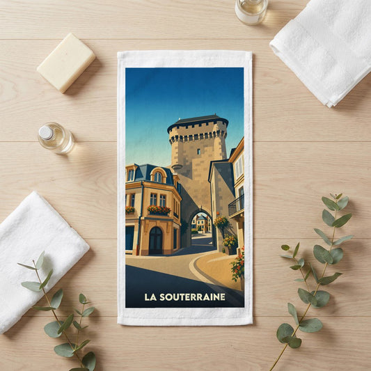 Serviette de bain souvenir de la ville de La Souterraine avec une illustration stylisée.