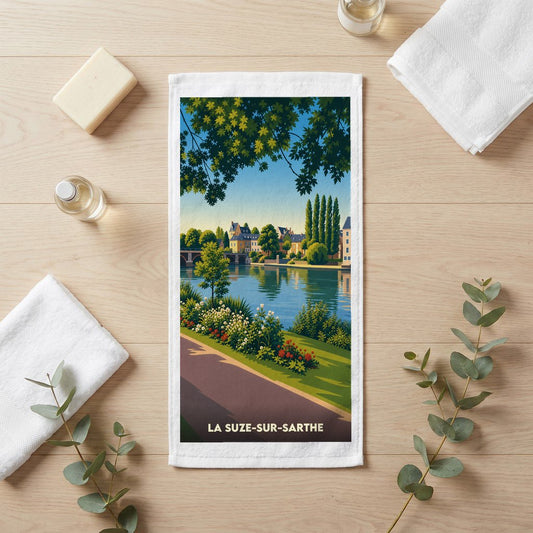 Serviette de bain souvenir de la ville de La Suze-sur-Sarthe avec une illustration stylisée.