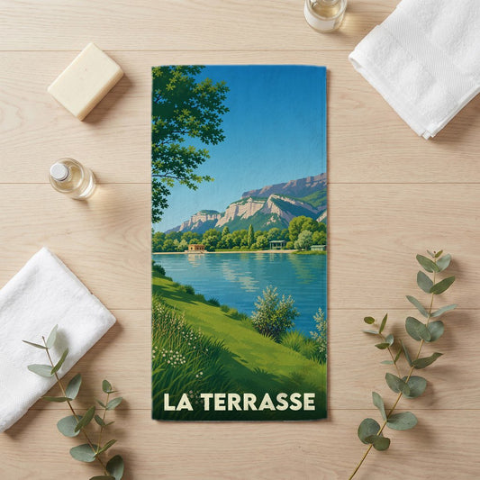 Serviette de bain souvenir de la ville de La Terrasse avec une illustration stylisée de son lac et des montagnes.