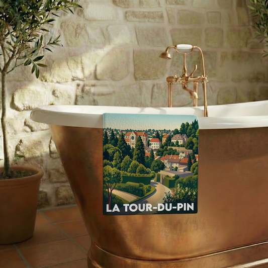 Serviette de bain souvenir de la ville de La Tour-du-Pin avec une illustration stylisée de son paysage.