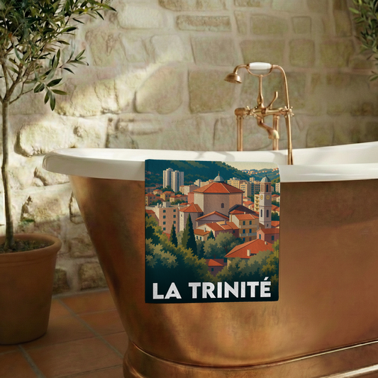 Serviette de bain souvenir de la ville de La Trinité avec une illustration stylisée.