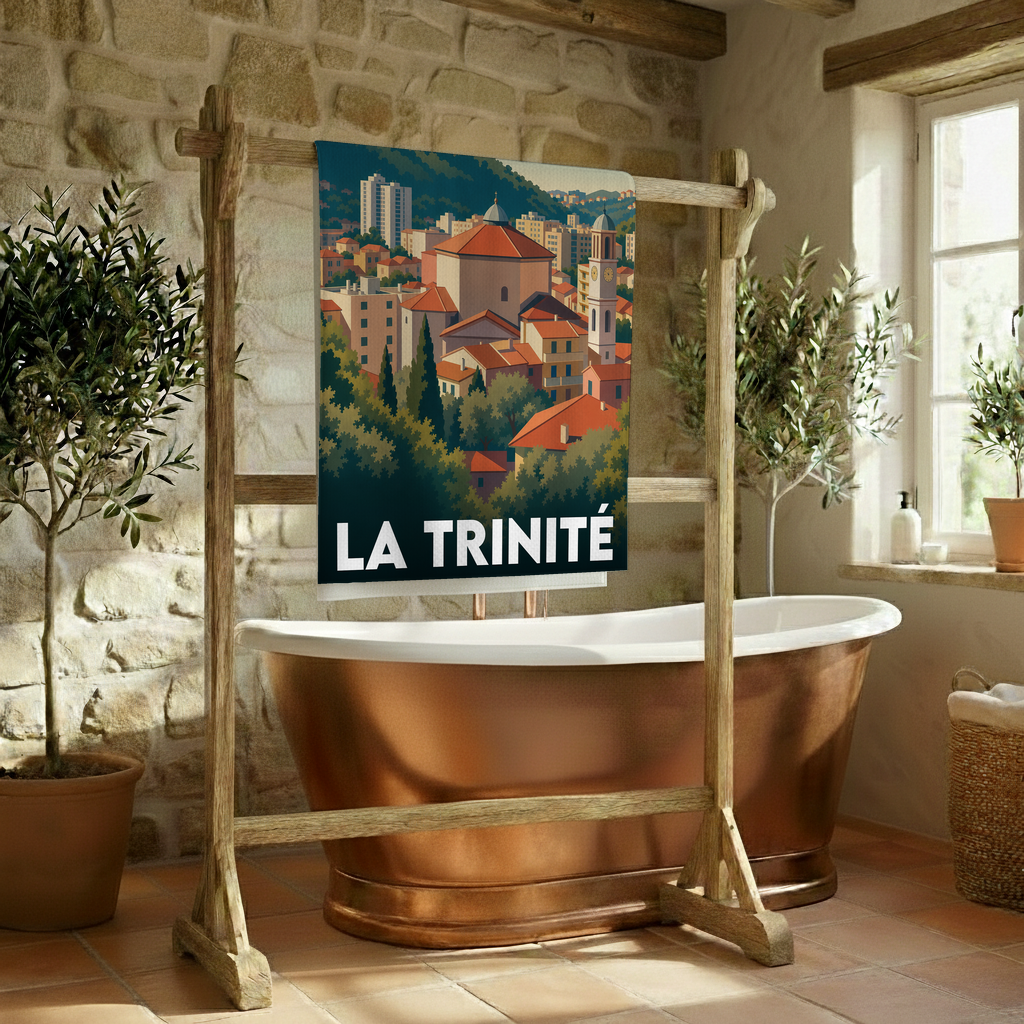 Serviette de bain souvenir de la ville de La Trinité avec une illustration stylisée.