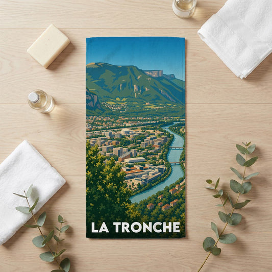 Serviette de bain souvenir de la ville de La Tronche avec une illustration stylisée de son paysage montagneux et de l'Isère.