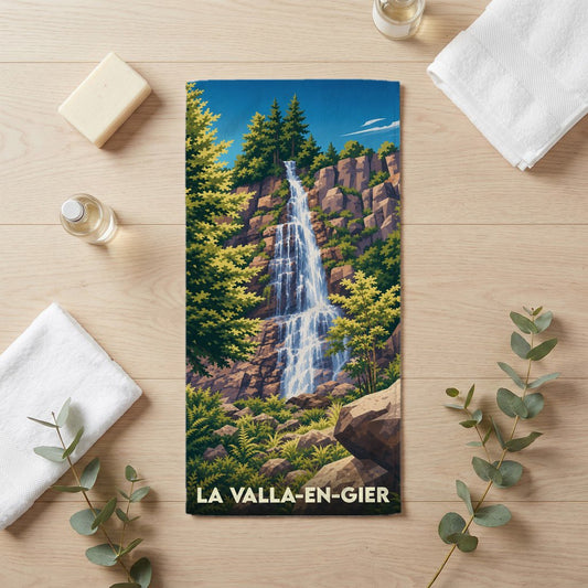Serviette de bain souvenir de La Valla-en-Gier avec une illustration stylisée de cascade.