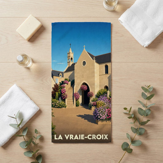 Serviette de bain souvenir de la ville de La Vraie-Croix avec une illustration stylisée de sa chapelle fleurie.