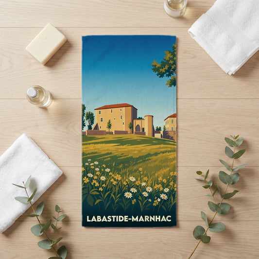 Serviette de bain souvenir de Labastide-Marnhac avec une illustration de paysage champêtre.