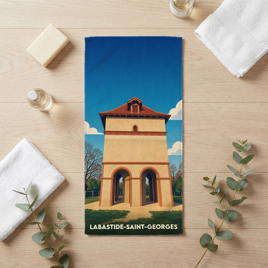 Serviette de bain souvenir de Labastide-Saint-Georges avec une illustration stylisée du pigeonnier local.