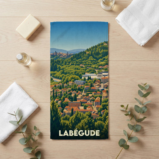 Serviette de bain souvenir de la ville de Labégude avec une illustration stylisée de son paysage vallonné.