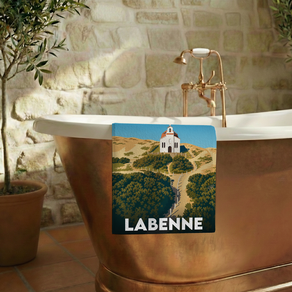 Serviette de bain souvenir de la ville de Labenne avec une illustration stylisée.