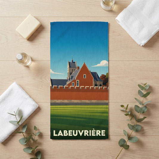 Serviette de bain souvenir de la ville de Labeuvrière avec une illustration stylisée.