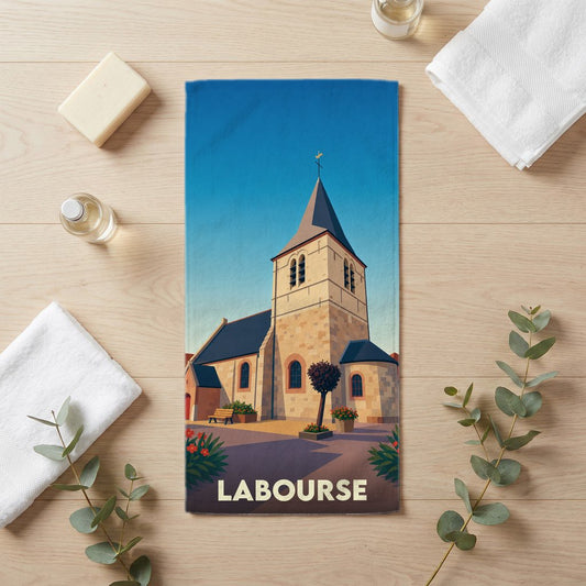 Serviette de bain souvenir de la ville de Labourse illustrée d'un dessin stylisé de son église.