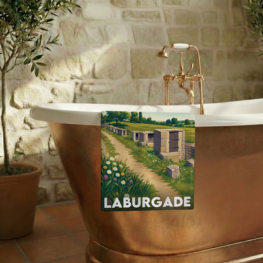 Serviette de bain souvenir de la ville de Laburgade avec une illustration stylisée de paysages ruraux.