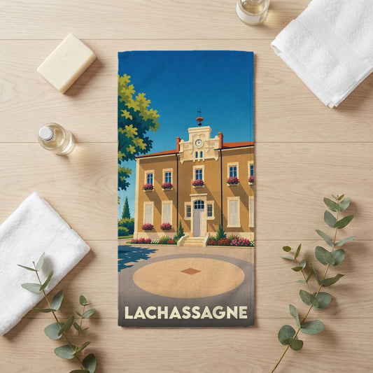 Serviette de bain souvenir de la ville de Lachassagne avec une illustration stylisée d'un bâtiment historique.