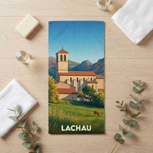Serviette de bain souvenir de la ville de Lachau avec une illustration stylisée d'une église de montagne.
