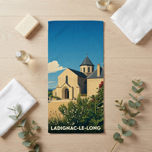Serviette de bain souvenir de la ville de Ladignac-le-Long avec une illustration stylisée de son église.