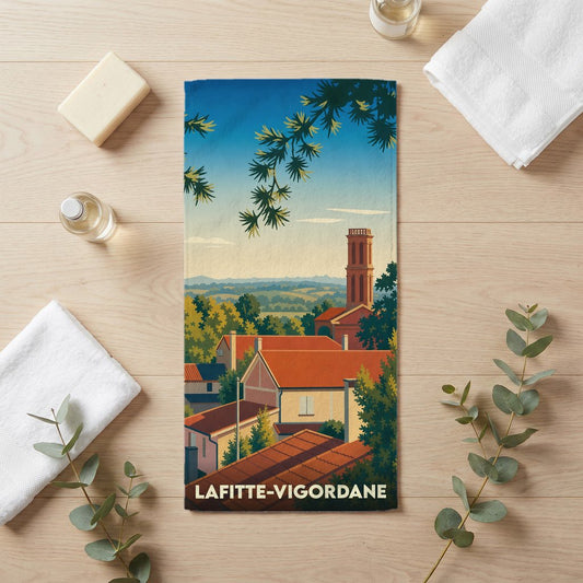 Serviette de bain souvenir de la ville de Lafitte-Vigordane avec une illustration stylisée de son paysage.