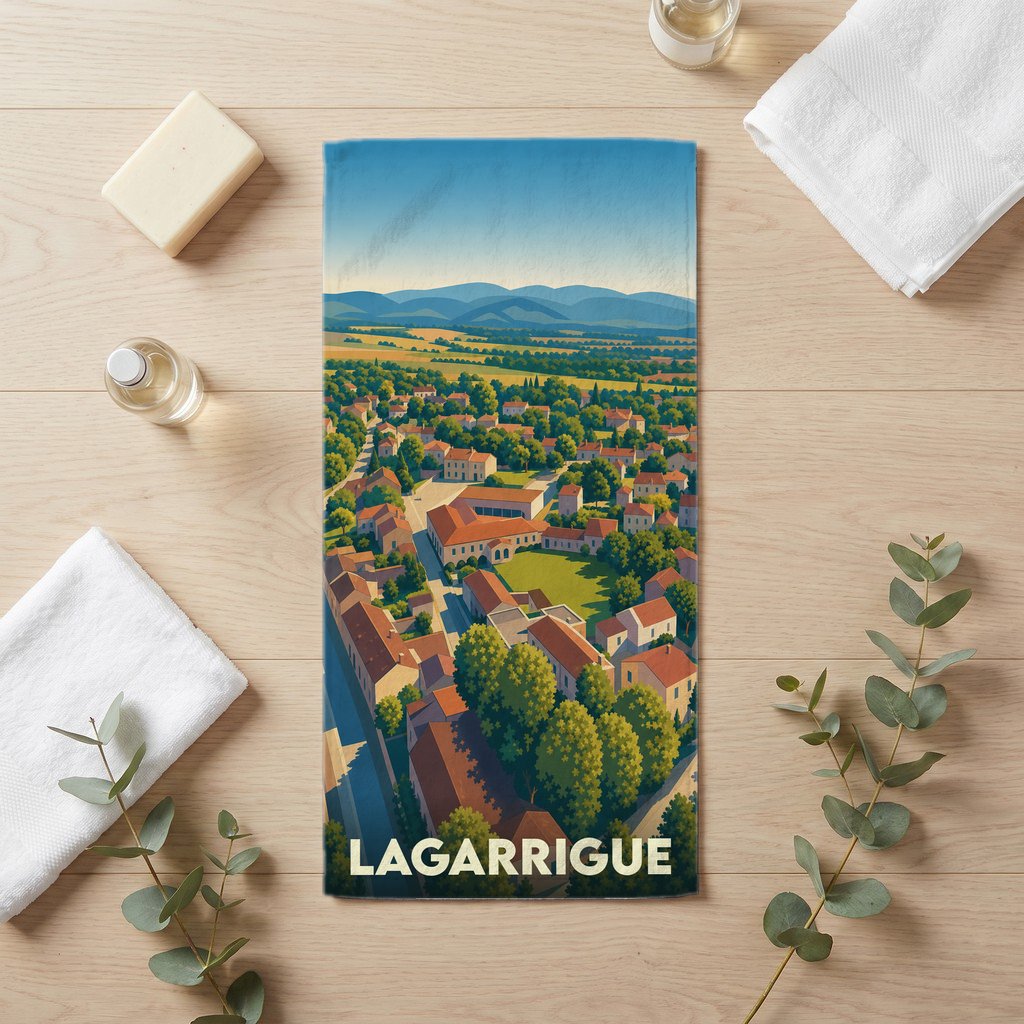 Serviette de bain souvenir de la ville de Lagarrigue avec une illustration stylisée de son paysage urbain et environnant.