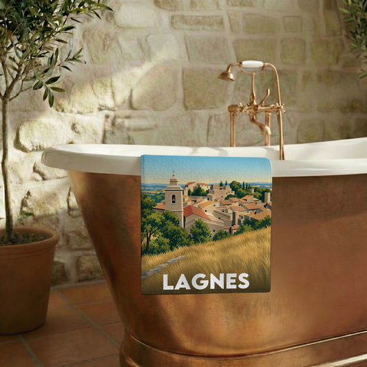 Serviette de bain souvenir de la ville de Lagnes avec une illustration stylisée.