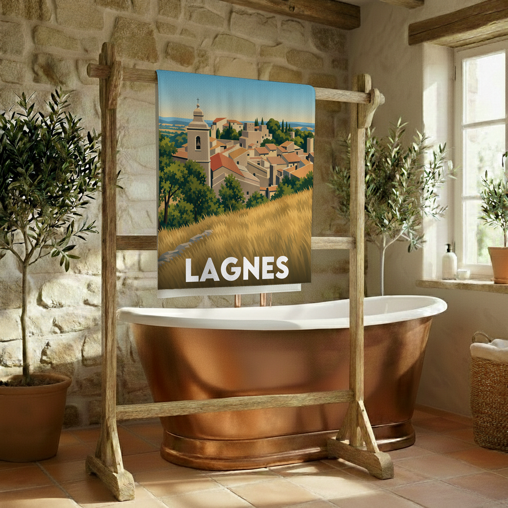 Serviette de bain souvenir de la ville de Lagnes avec une illustration stylisée du village.