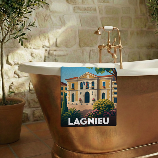 Serviette de bain souvenir de la ville de Lagnieu avec une illustration stylisée de son hôtel de ville.