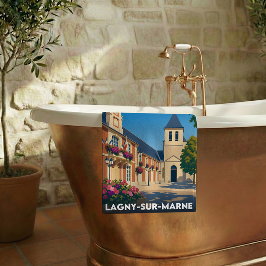 Serviette de bain souvenir de la ville de Lagny-sur-Marne avec une illustration stylisée.