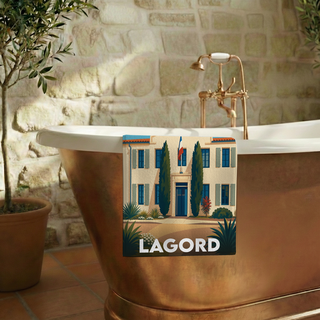 Serviette de bain souvenir de la ville de Lagord ornée d'une illustration stylisée de son hôtel de ville.