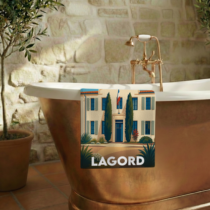 Serviette de bain souvenir de la ville de Lagord ornée d'une illustration stylisée de son hôtel de ville.