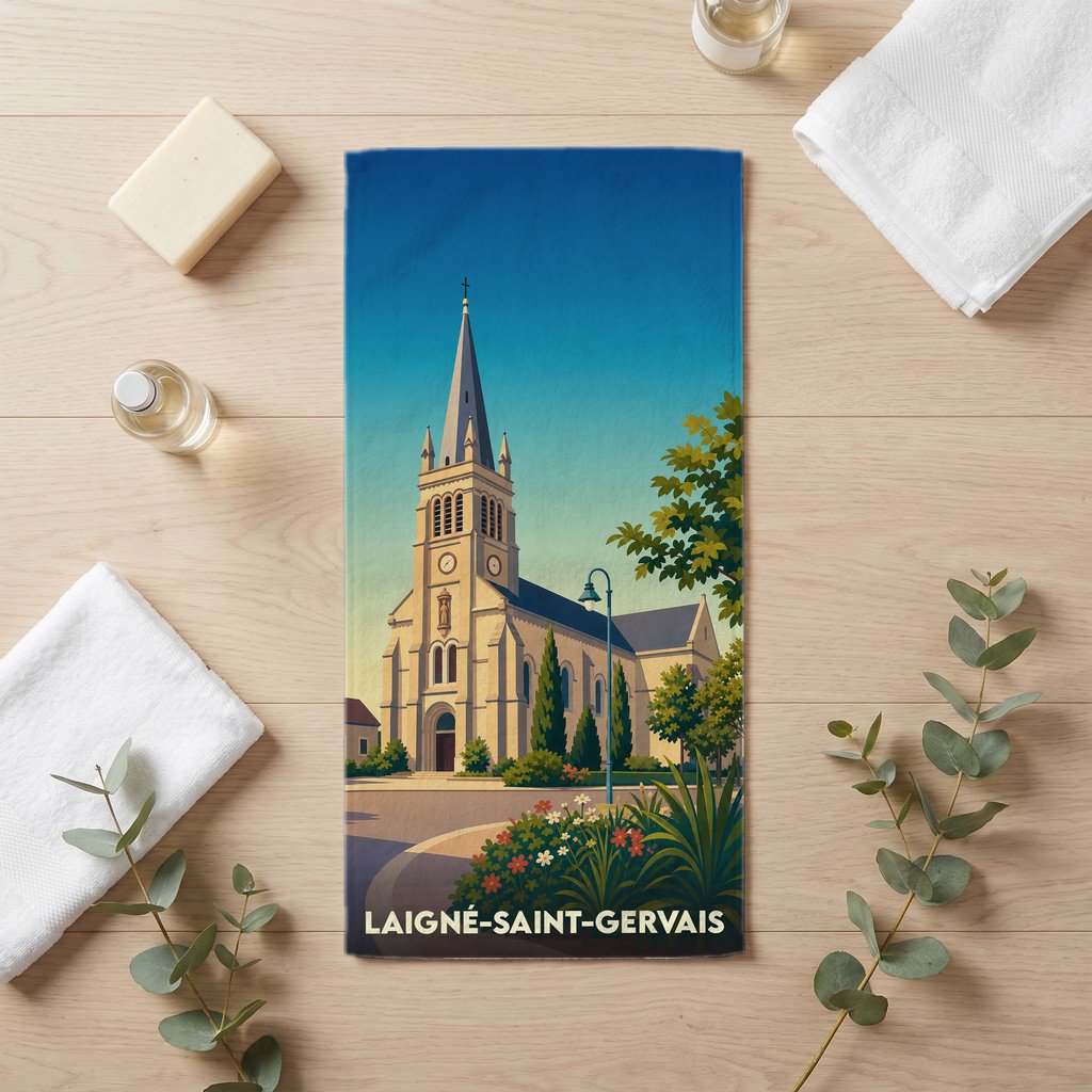Serviette de bain souvenir de Laigné-Saint-Gervais ornée d'une illustration stylisée de l'église locale.