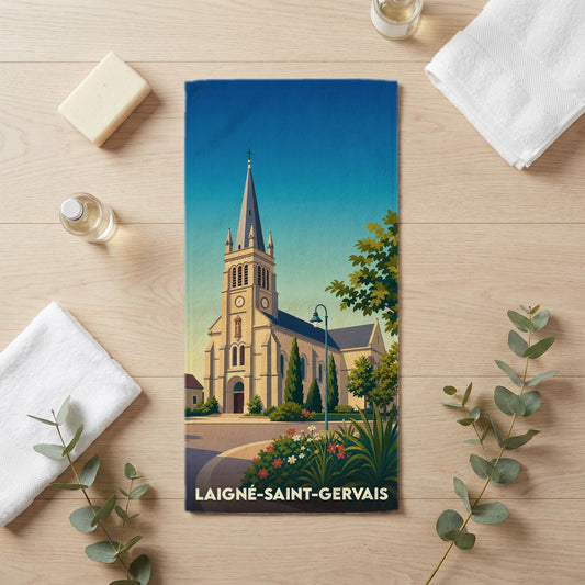 Serviette de bain souvenir de Laigné-Saint-Gervais ornée d'une illustration stylisée de l'église locale.