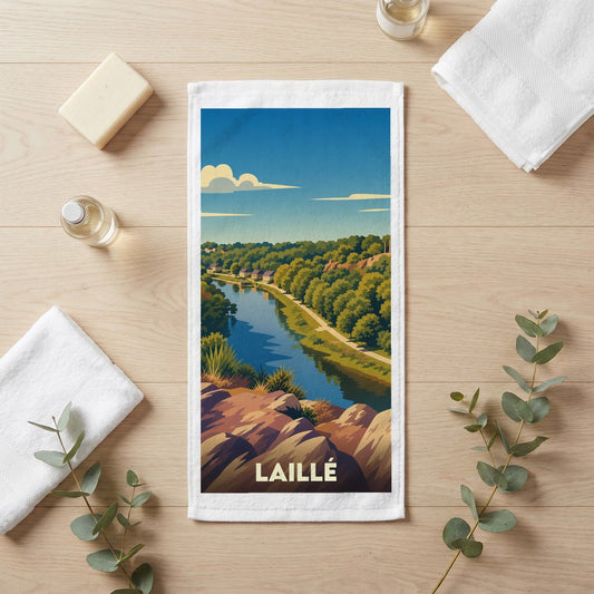 Serviette de bain souvenir de la ville de Laillé illustrée d'un paysage de rivière et de collines boisées.