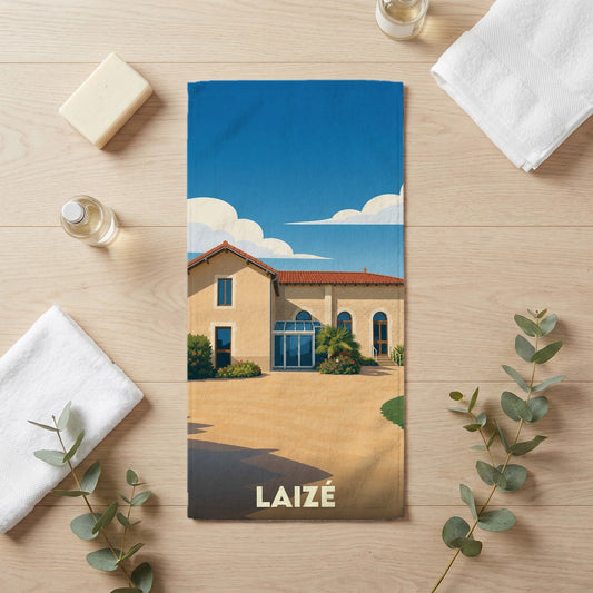 Serviette de bain souvenir de la ville de Laizé avec une illustration stylisée.