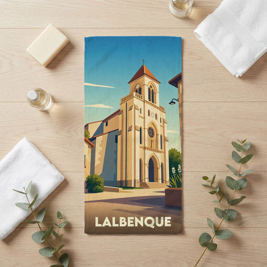 Serviette de bain souvenir de la ville de Lalbenque ornée d'une illustration stylisée de son église.