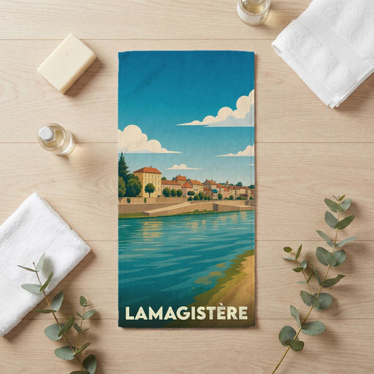 Serviette de bain souvenir de la ville de Lamagistère avec une illustration stylisée des bords de Garonne.