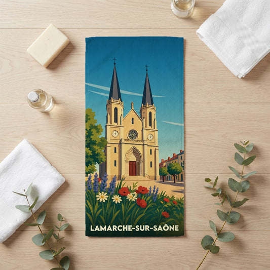Serviette de bain souvenir de Lamarche-sur-Saône illustrée d'une église de style gothique et de fleurs colorées.