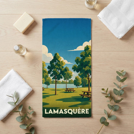 Serviette de bain souvenir de la ville de Lamasquère avec une illustration de parc et de lac.