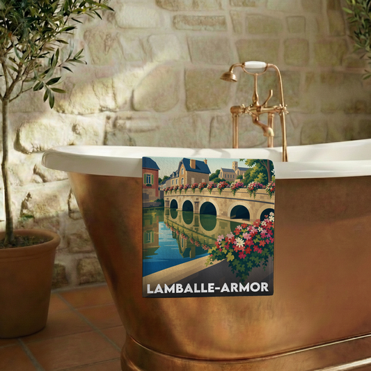Serviette de bain souvenir de la ville de Lamballe-Armor avec une illustration stylisée d'un pont.