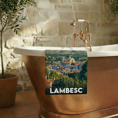 Serviette de bain souvenir de la ville de Lambesc ornée d'une illustration paysagère stylisée.