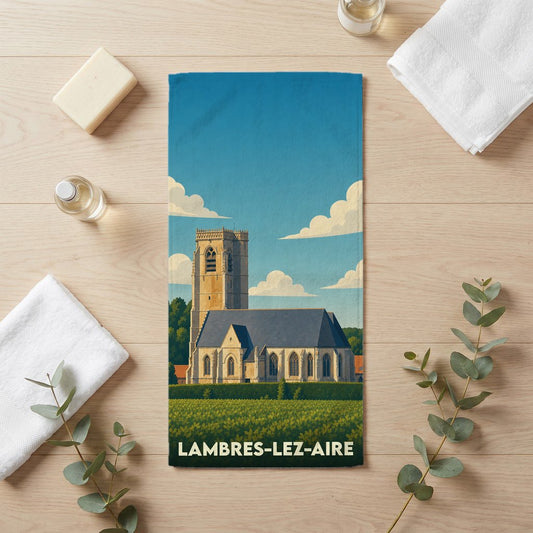 Serviette de bain souvenir de la ville de Lambres-lez-Aire avec une illustration stylisée de son église.