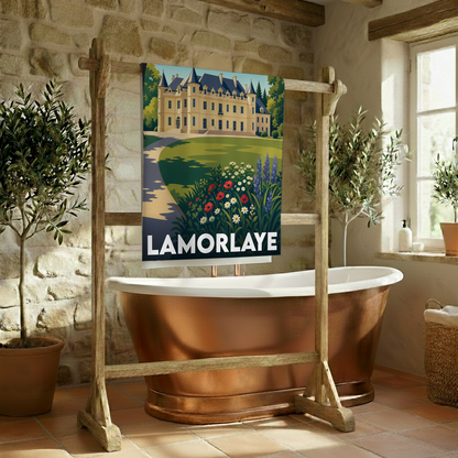 Serviette de bain souvenir de la ville de Lamorlaye ornée d'une illustration stylisée de son château.