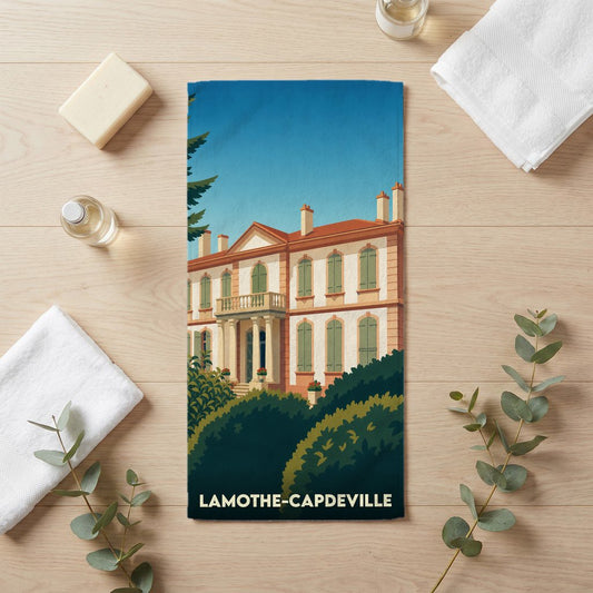 Serviette de bain souvenir de Lamothe-Capdeville avec une illustration stylisée d'une demeure historique.
