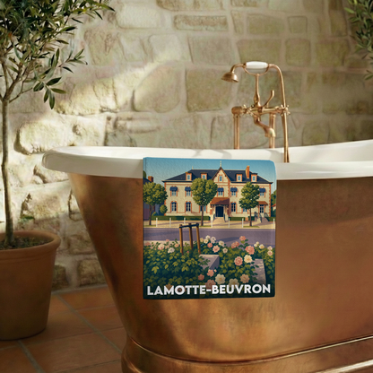 Serviette de bain souvenir de la ville de Lamotte-Beuvron avec une illustration stylisée.