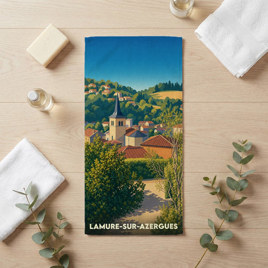 Serviette de bain souvenir de Lamure-sur-Azergues avec une illustration de style vintage du village.