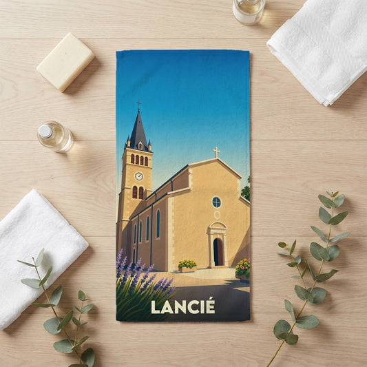 Serviette de bain souvenir de la ville de Lancié avec une illustration stylisée de son église.
